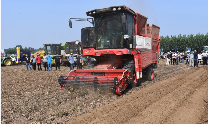 這個(gè)小哥五年買四臺(tái),中聯(lián)收獲花生機(jī)究竟有什么魔力?