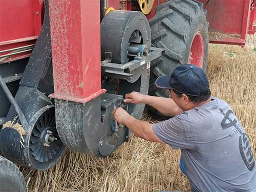 中聯(lián)收獲向一線(xiàn)廣大農(nóng)機(jī)服務(wù)人員致敬 2.jpg