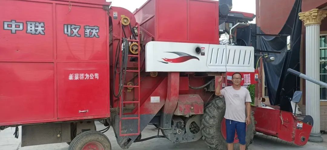 劉偉:我開著中聯(lián)收獲到哪里都搶手 803.jpg