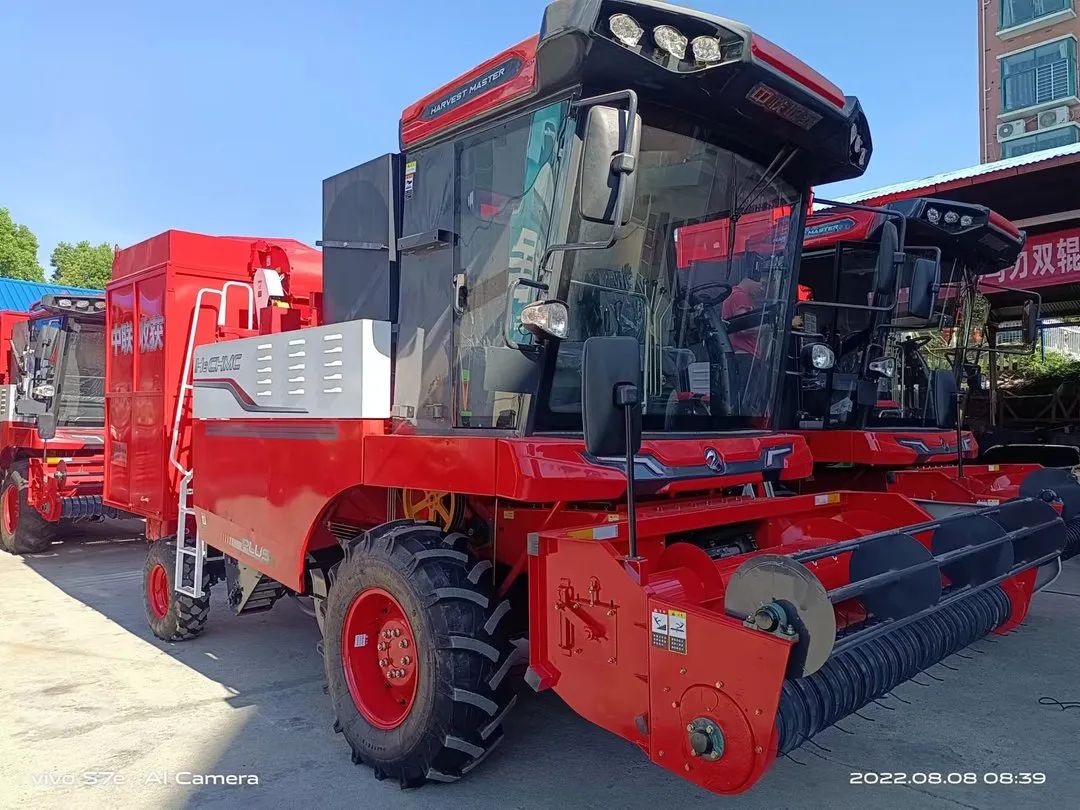 崔海:我?guī)е新?lián)收獲車隊(duì)收花生 812.jpg