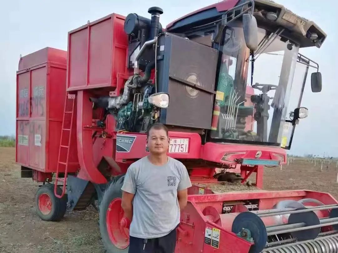 崔海:我?guī)е新?lián)收獲車隊(duì)收花生 811.jpg