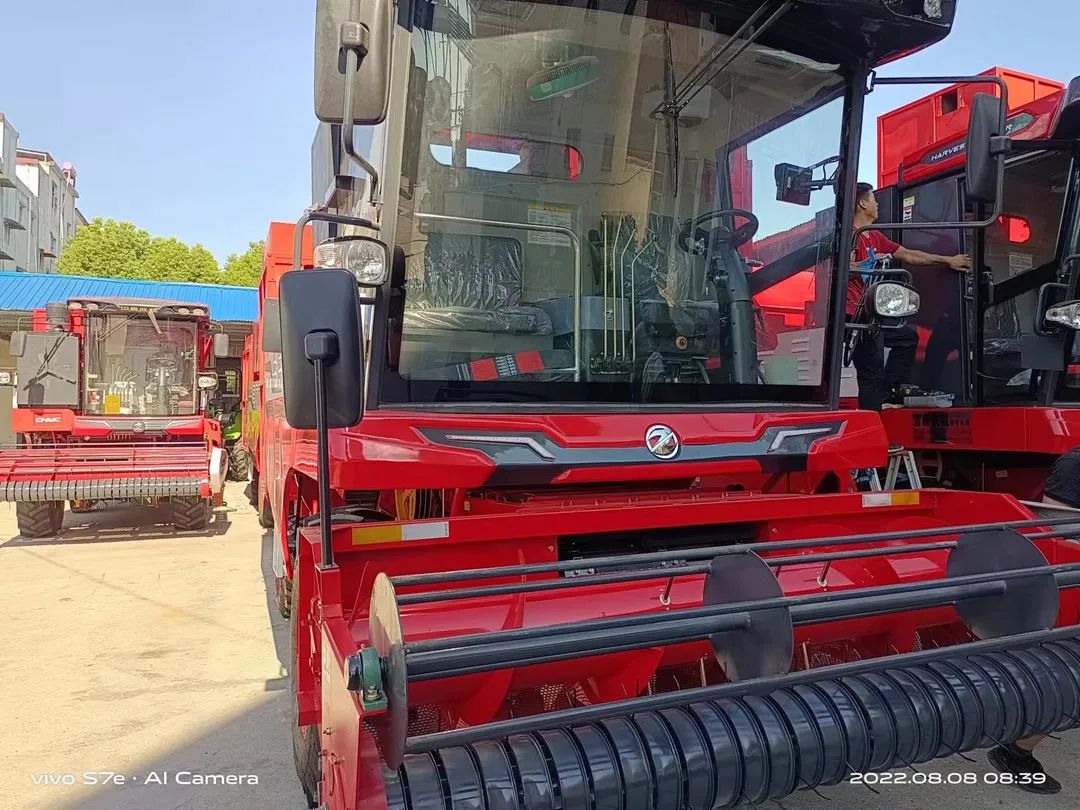 崔海:我?guī)е新?lián)收獲車隊(duì)收花生 813.jpg